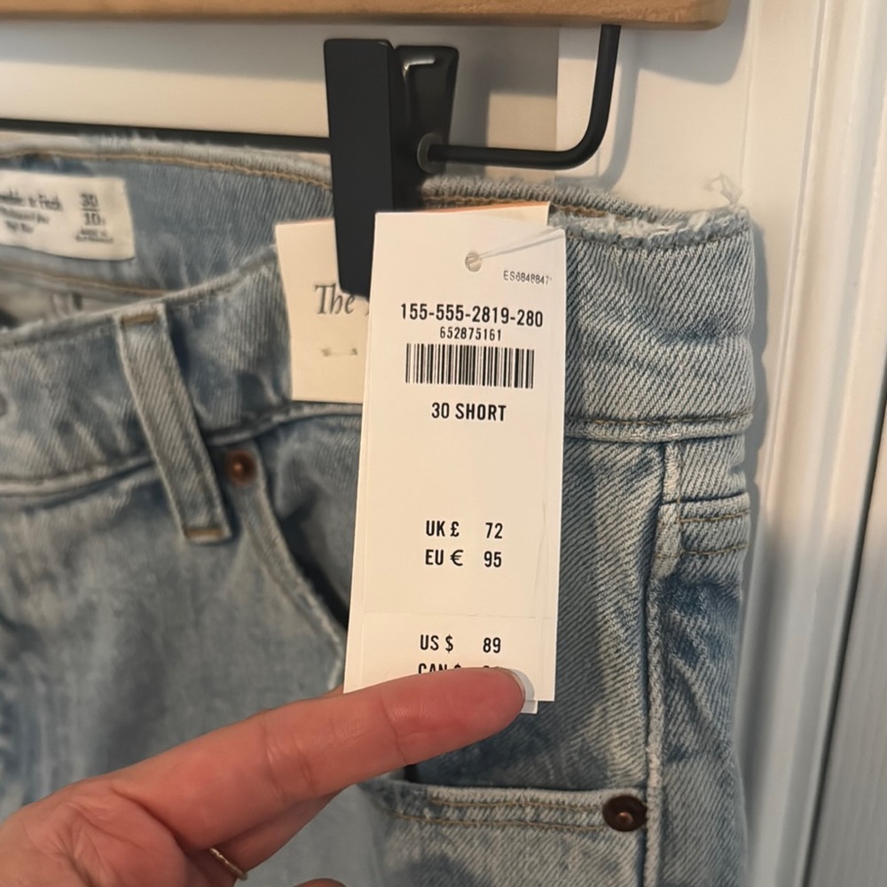 A&F The 90’s Relaxed Jean High Rise - Picture 2 of 6